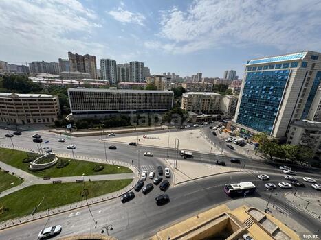 4-otaqlı yeni tikili, İnşaatçılar pr., 215 m²