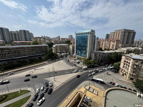 4-otaqlı yeni tikili, İnşaatçılar pr., 215 m²