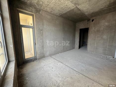 4-otaqlı yeni tikili, İnşaatçılar pr., 215 m²