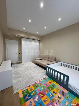 4-otaqlı yeni tikili, Elmlər Akademiyası m., 185 m²