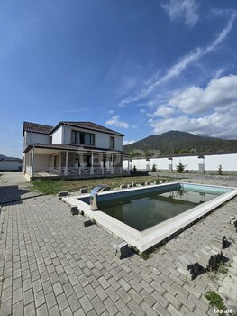 Villa, Qəbələ r.