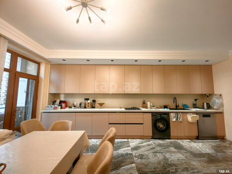 4-otaqlı yeni tikili, Üzeyir Hacıbəyli küç., 205 m²