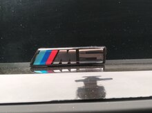"BMW F10 M5" radiator barmaqlığı nişanı