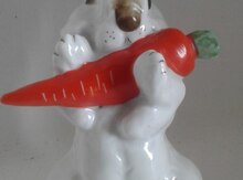 Статуэтка "Заяц с морковкой"