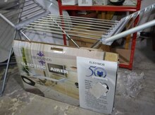 Elektrikli paltar qurudan asılqan