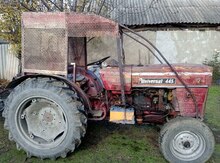 Traktor "Universal 445"