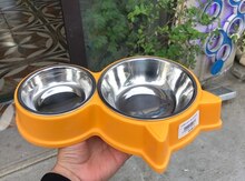 Pişik üçün yem və su qabı