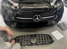 "Mercedes W213" barmaqlığı