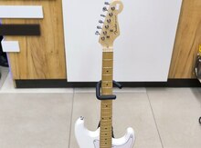 Elektro gitara "Fender White Free -en27"