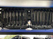 "BMW G07" radiator barmaqlığı