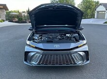 "Toyota Camry 2025" kapotu