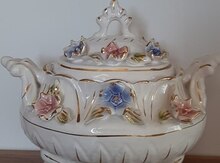 Старинная ваза и пепельница