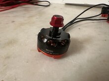 Dron rmrührrərriki 2205 1300KV