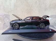 "BMW I7 1/18" modeli