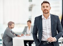 Ofis meneceri tələb olunur