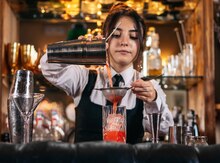 Barmen tələb olunur