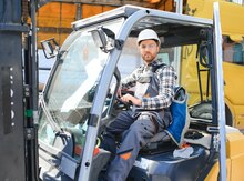 Traktor sürücüsü tələb olunur