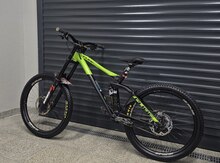 Velosiped Custom Cube two15 global squad DH bike