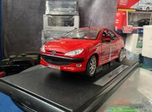 Коллекционная модель Peugeot 206cc red 2001