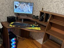 Masaüstü kompüter və masası