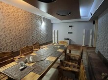 Taxta masa və oturcaqlar