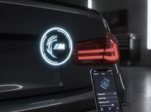 BMW dəyişdiriləbilən logo ekranı